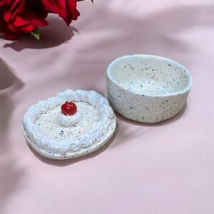 Handmade Sprinkled Porcelain Ceramic Cake Small Jewelry Dish with Lid